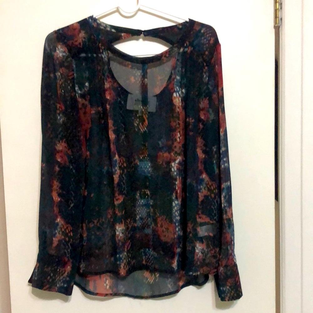 Alice Blue Angelus Bar Back Blouse
SIZE: M Stitchfix printed chiffon top.